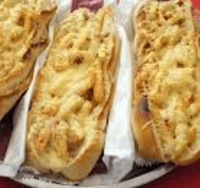 Pain Bouchons ( Sandwich Bouchons, fromage râpé, Frites, Sauce )